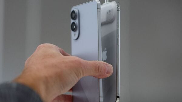 Apple's AI Leadership Crisis